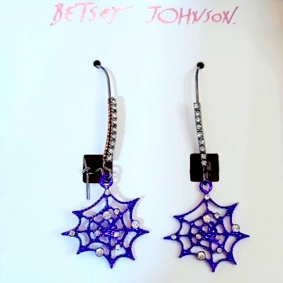 New Betsey Johnson CREEPY CRAWLY HOOK EARRINGS GUNMETAL - Picture 3 of 10